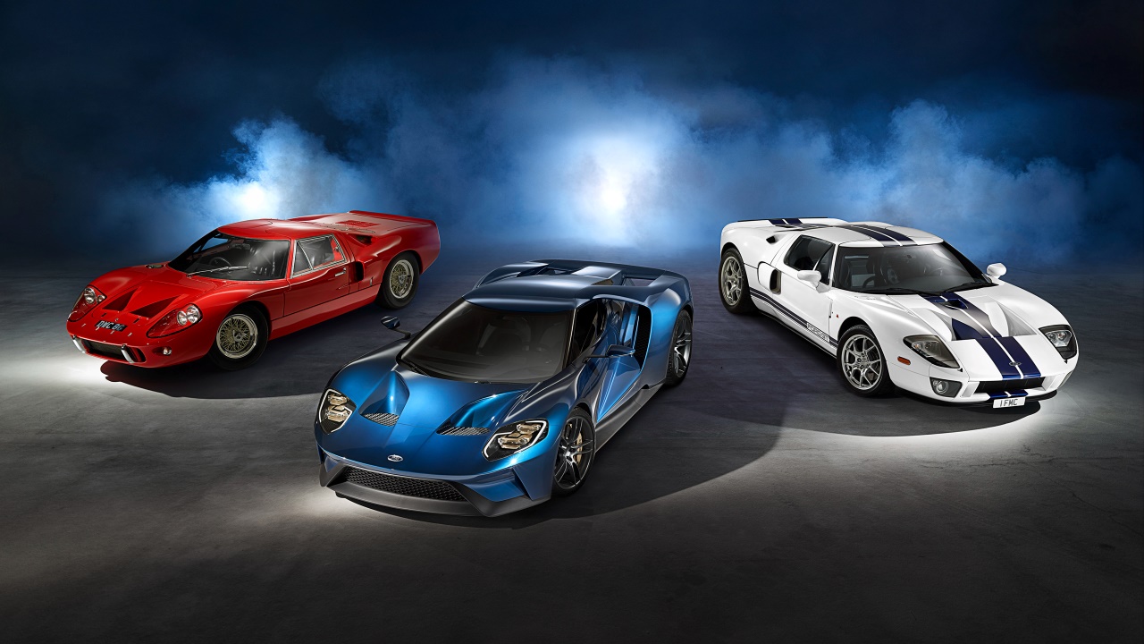 3 Ford GT from left to right The GT40 the 2017 GT and the 2005 GT