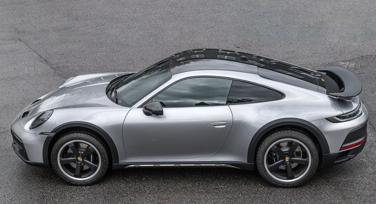 a side view of the Porsche 911 dakar without the livery